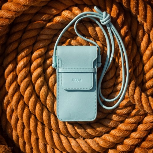 Husă de telefon Smart din piele naturală bleu, vedere frontală, cu clapetă magnetică și baretă lungă