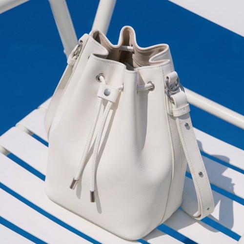 Geantă bucket Juliette Midi din piele naturală albă, vedere laterală, cu baretă reglabilă